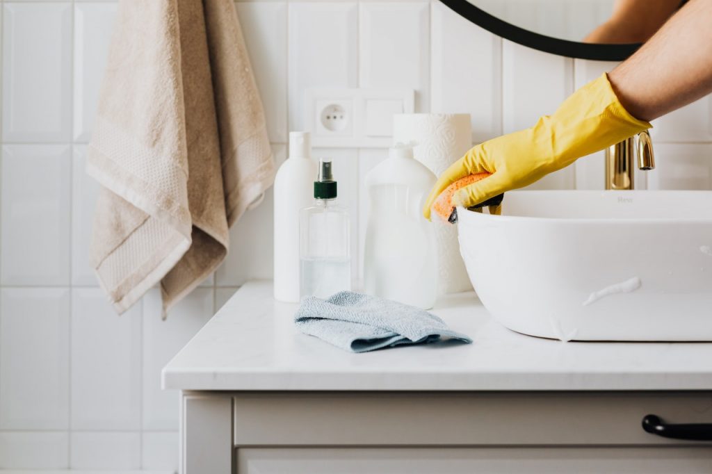 HOW TO CLEAN YOUR BATHROOM SINK & FAUCETS